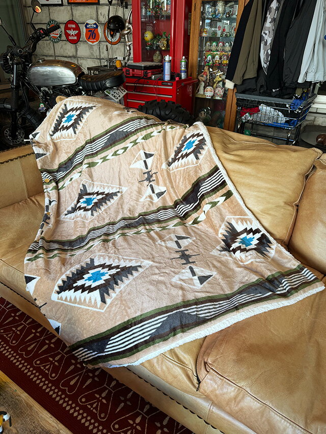ネイティブパターン フリースブランケット Mサイズ 100cm×140cm （サンド） アメリカン雑貨 アメリカ雑貨 おしゃれキャンプ おしゃれキャンパー アウトドアグッズ BBQ バーベキュー グランピング 無骨 かっこいい ショップインテリア