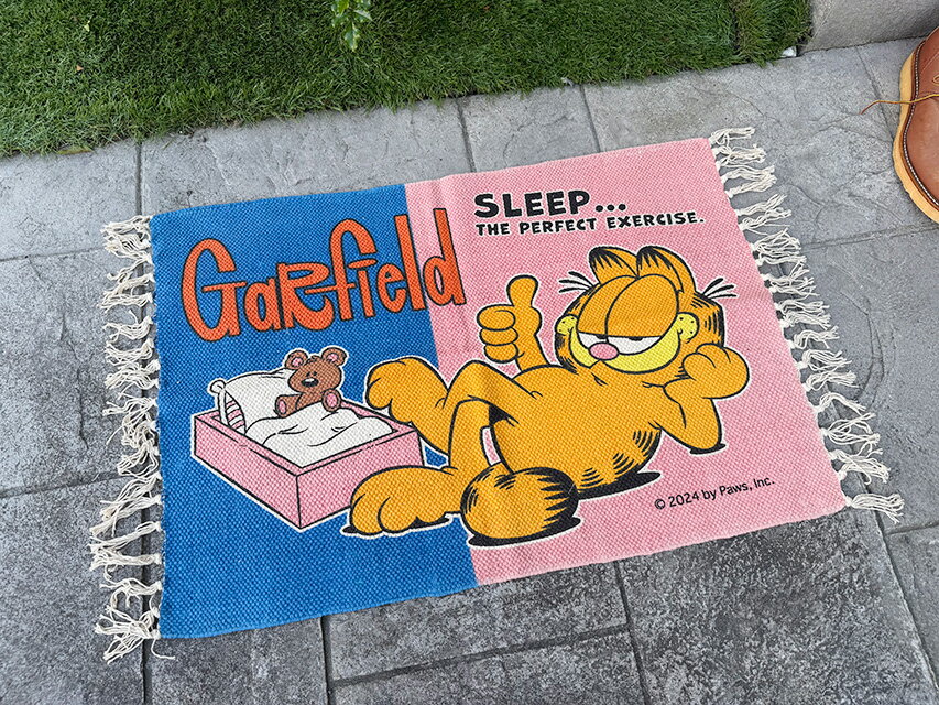 ガーフィールド コットンマット 70cm レギュラーサイズ （ピンク×ブルー/SLEEP） アメリカン雑貨 アメリカ雑貨 生活雑貨 ラグ カーペット インテリアマット 玄関マット グッズ おしゃれ ショップインテリア