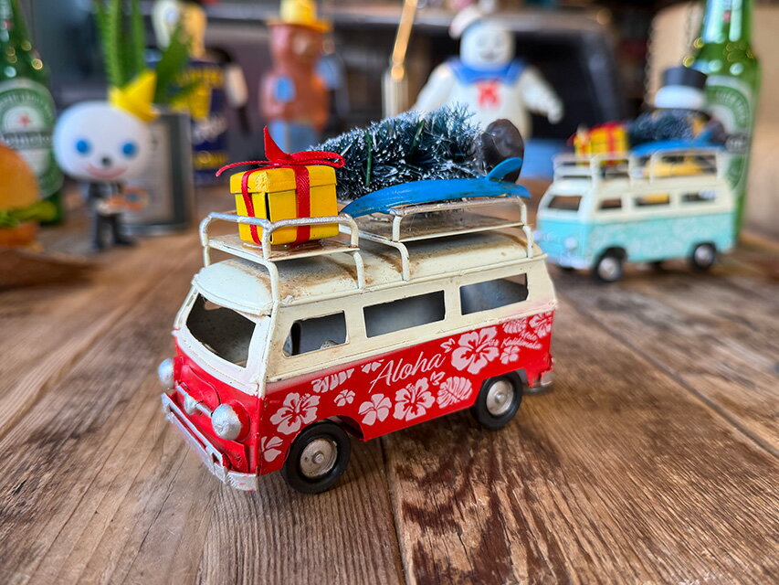 ハワイアン クリスマス ワーゲンバス ミニ ブリキオブジェ （レッド） アメリカン雑貨 アメリカ雑貨 ハワイアン雑貨 ハワイ雑貨 ハワイグッズ ハワイアングッズ おしゃれ ショップインテリア