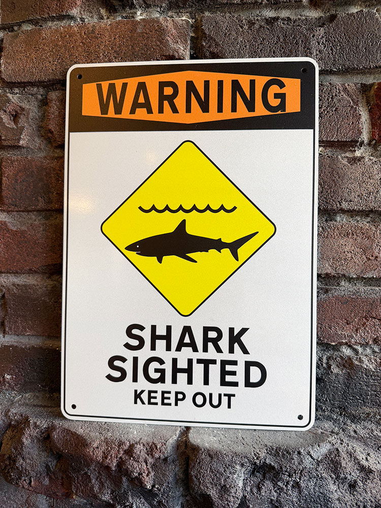 「サメ出没につき立入禁止」 ハワイアン 警告看板 アルミサイン アメリカン雑貨 アメリカ雑貨 ハワイアン雑貨 ハワイ雑貨 ハワイグッズ ハワイアングッズ おしゃれ ショップインテリア
