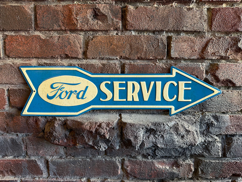 フォード　アローカットサイン　（FORD SERVICE）　矢印形　ブリキ看板　エンボス　ティンサイン