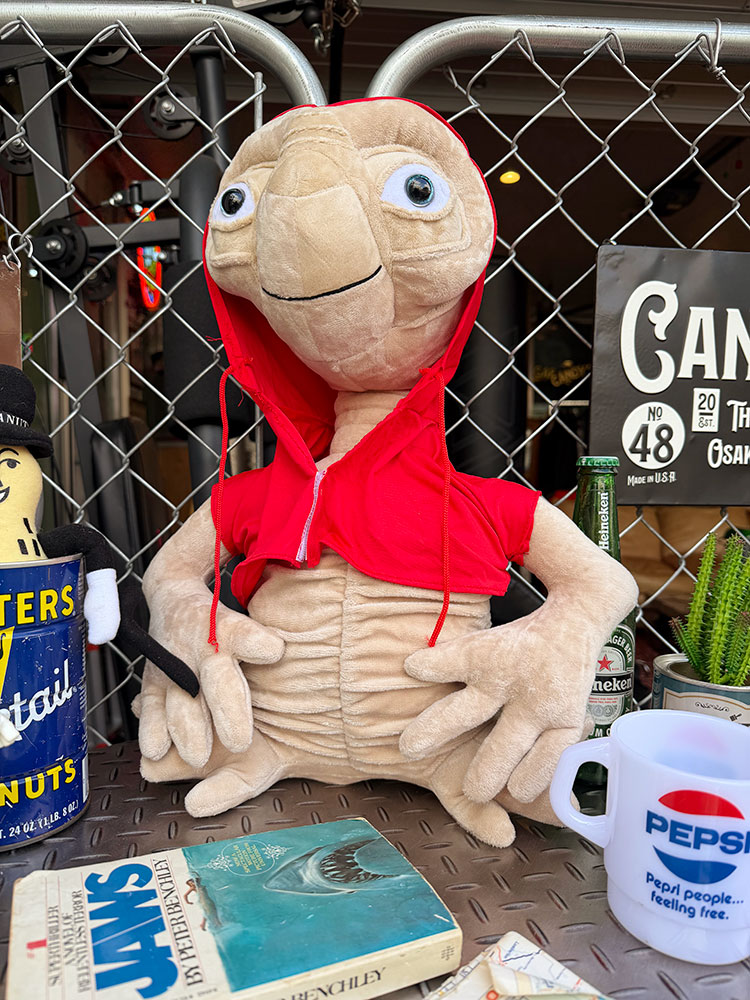 E.T. 赤いパーカー ぬいぐるみ Lサイズ アメリカン雑貨 アメリカ雑貨 映画グッズ おしゃれ ショップインテリア