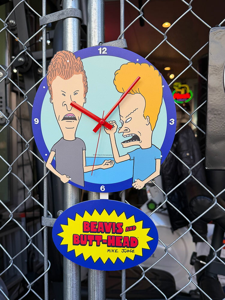 ロゴがユラユラする　ビーバス＆バットヘッド　スウィングクロック　壁掛け時計　アメリカン雑貨　アメ..