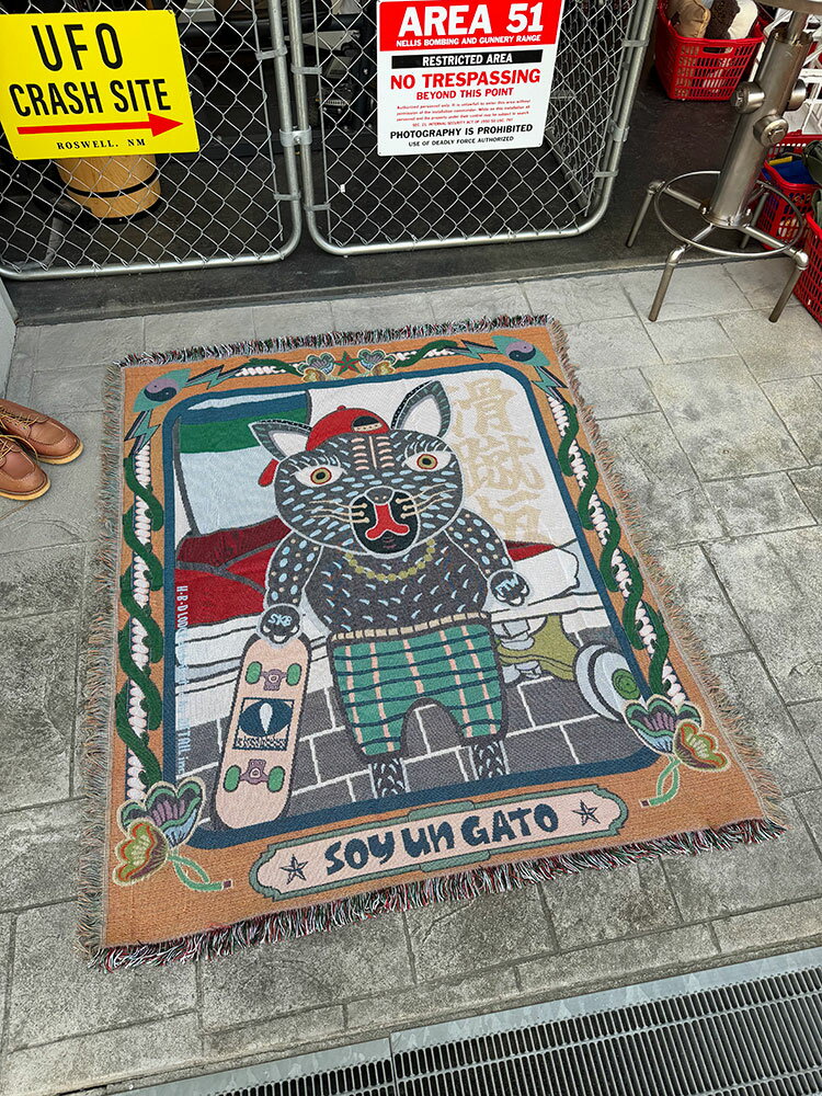 Rakuten - オアハカ　スローケット　ブラックキャット　120cm×146cm　ラグマット　タペストリー　黒ネコ　スケーター　アメリカン雑貨　アメリカ雑貨　生活雑貨　ラグ　カーペット　インテリアマット　玄関マット　グッズ　おしゃれ　ショップインテリア