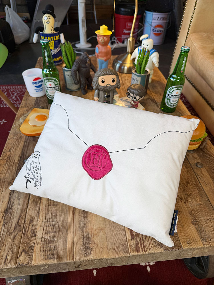 樂天商城 - ハリーポッター　ホグワーツからの手紙　クッション　アメリカン雑貨　アメリカ雑貨　映画グッズ　おしゃれ　ショップインテリア