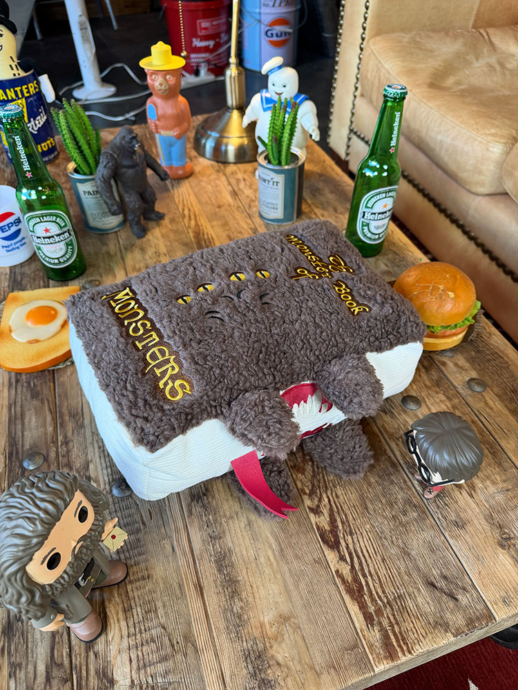 ハリーポッター 怪物的な怪物の本 クッション アメリカン雑貨 アメリカ雑貨 映画グッズ おしゃれ ショップインテリア