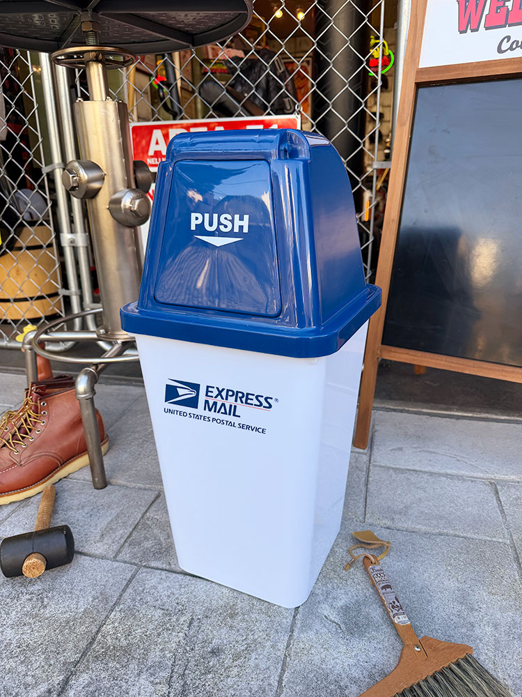乐天商城 - USPS　ダストビン　20Lサイズ　（ホワイト×ネイビー）　ゴミ箱　トラッシュカン　アメリカン雑貨　アメリカ雑貨　カンパニーグッズ　アメリカンカンパニー　企業グッズ　アメキャラ　おしゃれ　ショップインテリア