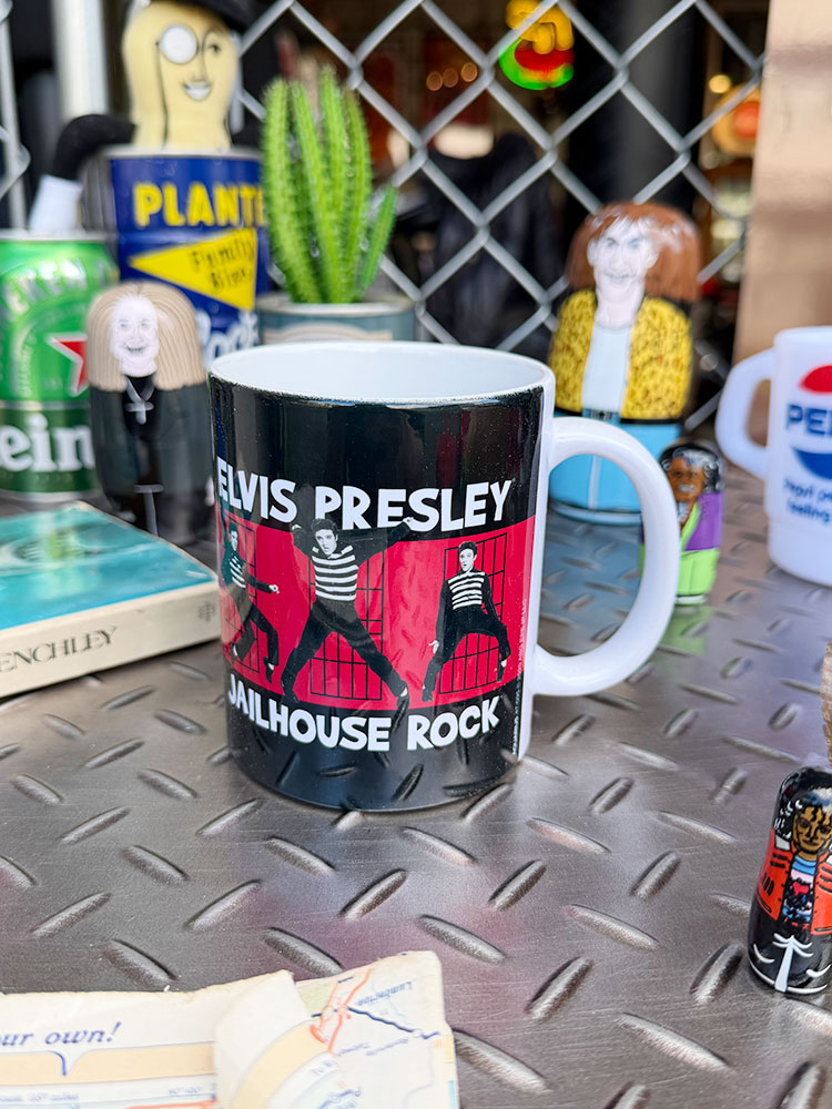 エルヴィス・プレスリー　オフィシャル　マグカップ　320ml　（監獄ロック）　公式グッズ　アメリカン ...