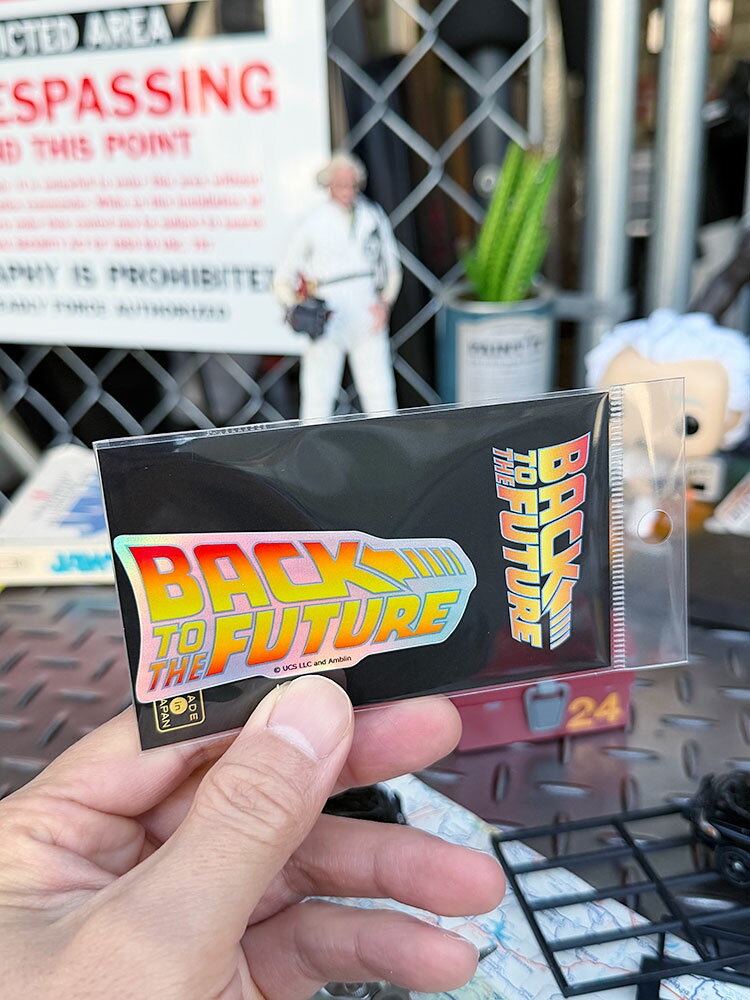 映画　バック・トゥ・ザ・フューチャー　オフィシャル　ステッカー　（タイトルロゴ/ホログラム）　アメリカン雑貨　アメリカ雑貨　バックトゥザフューチャー 映画　グッズ　インテリア　おしゃれ　BTTF　シール　デカール
