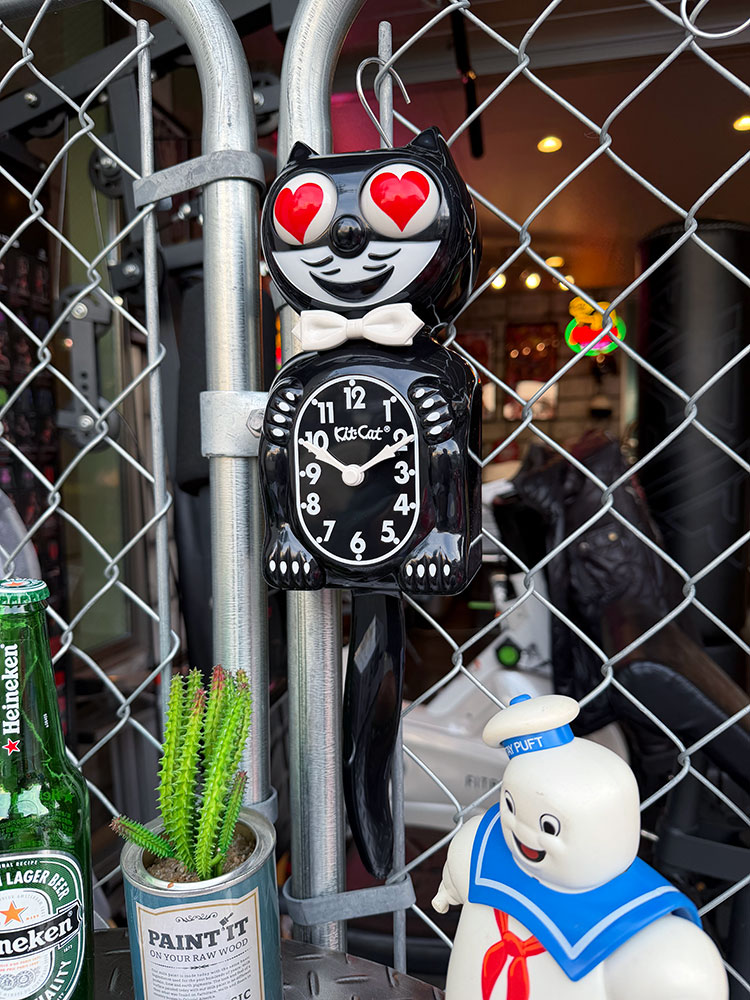 誕生90周年 限定モデル キットキャット クロック ハートアイズ・エディション （クラシックブラック） アメリカン雑貨 アメリカ雑貨 グッズ モダン 壁掛け時計 おしゃれ かっこいい ショップインテリア アナログ時計