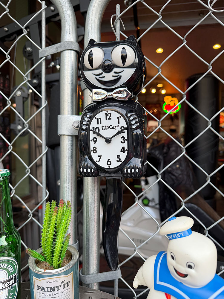 誕生90周年 限定モデル キットキャット リミテッドエディション （タキシードブラック） アメリカン雑貨 アメリカ雑貨 グッズ モダン 壁掛け時計 おしゃれ かっこいい ショップインテリア アナログ時計