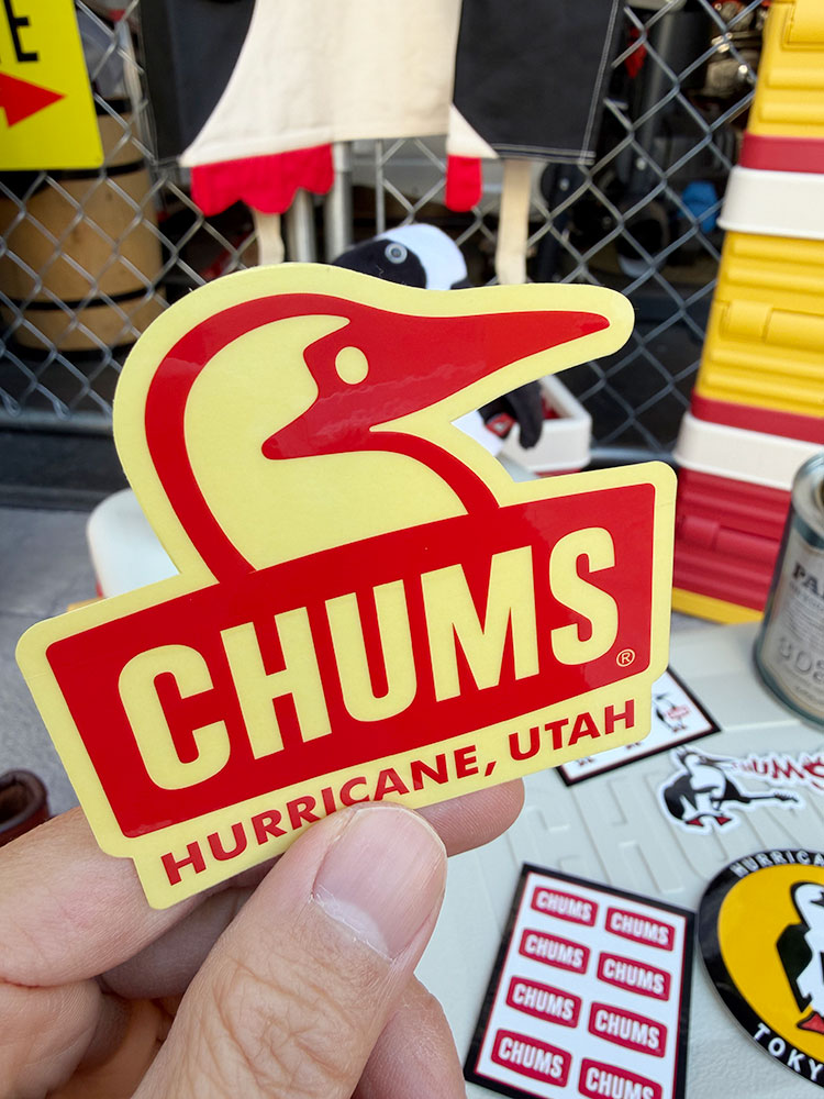 乐天商城 - CHUMS　チャムス　赤抜きブービーフェイス　オフィシャル　ステッカー　（レッド）　アメリカン雑貨　アメリカ雑貨　おしゃれキャンプ　おしゃれキャンパー　アウトドアグッズ　BBQ　バーベキュー　グランピング　無骨　かっこいい　ショップインテリア　シール　デカール