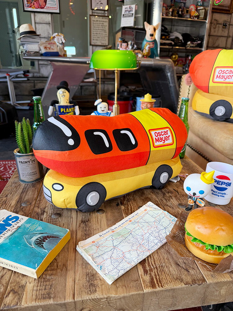 樂天商城 - オスカーメイヤー　ウインナーモービル　ぬいぐるみ　（Mサイズ）　単品　アメリカン雑貨　アメリカ雑貨　カンパニーグッズ　アメリカンカンパニー　企業グッズ　アメキャラ　おしゃれ　ショップインテリア