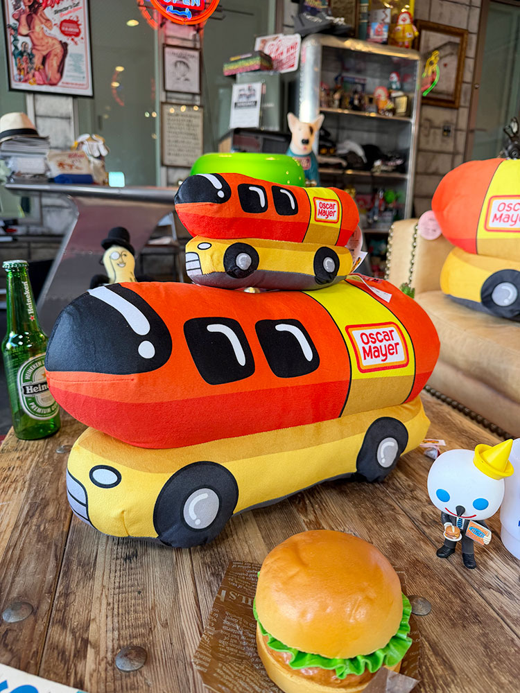 樂天商城 - オスカーメイヤー　ウインナーモービル　ぬいぐるみ　（Sサイズ+Mサイズ/2個セット）　アメリカン雑貨　アメリカ雑貨　カンパニーグッズ　アメリカンカンパニー　企業グッズ　アメキャラ　おしゃれ　ショップインテリア