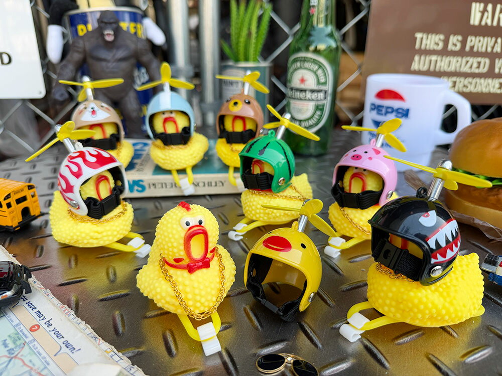 ヘルメット ラバーチキン バイク＆自転車 ハンドルマスコット 単品 ※ランダムチョイスでお届けします アメリカン雑貨 アメリカ雑貨 グッズ おしゃれ かっこいい ガレージ雑貨 ガレージング雑貨 ショップインテリア