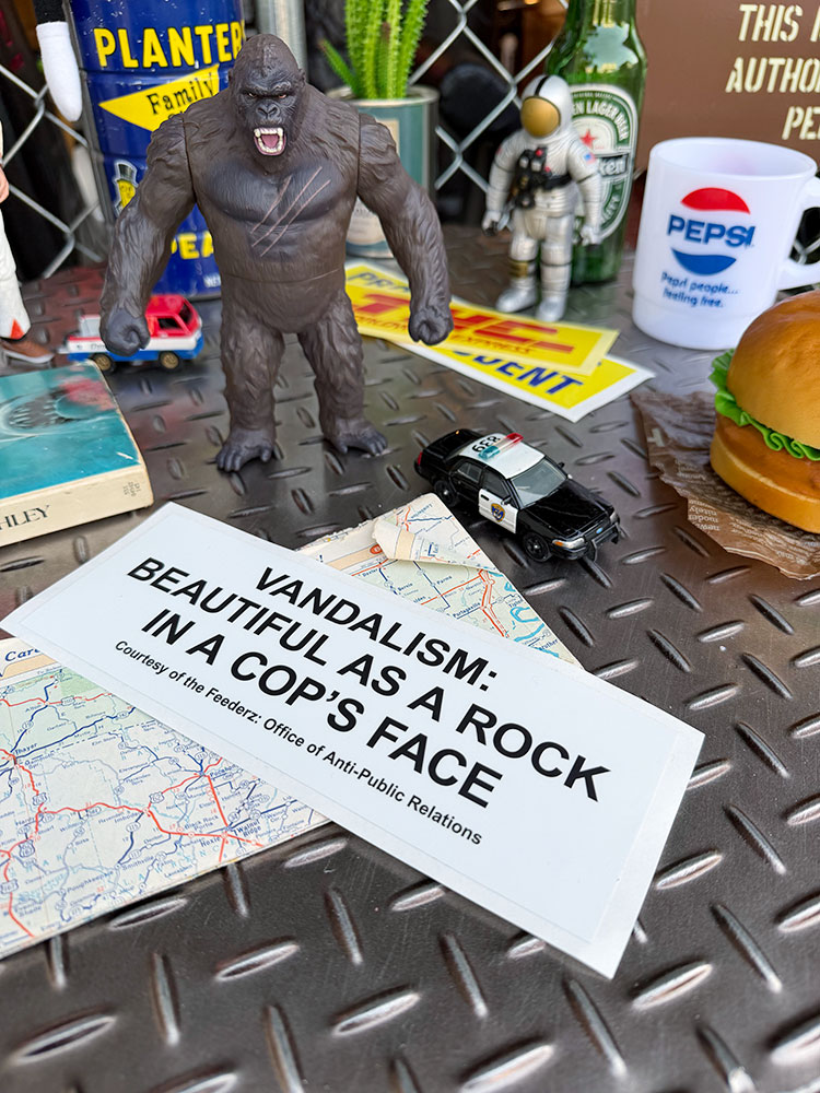 ニルヴァーナのカート・コバーンがギター貼ってた伝説の“問題児ステッカー”　アメリカン雑貨　アメリカ雑 ...