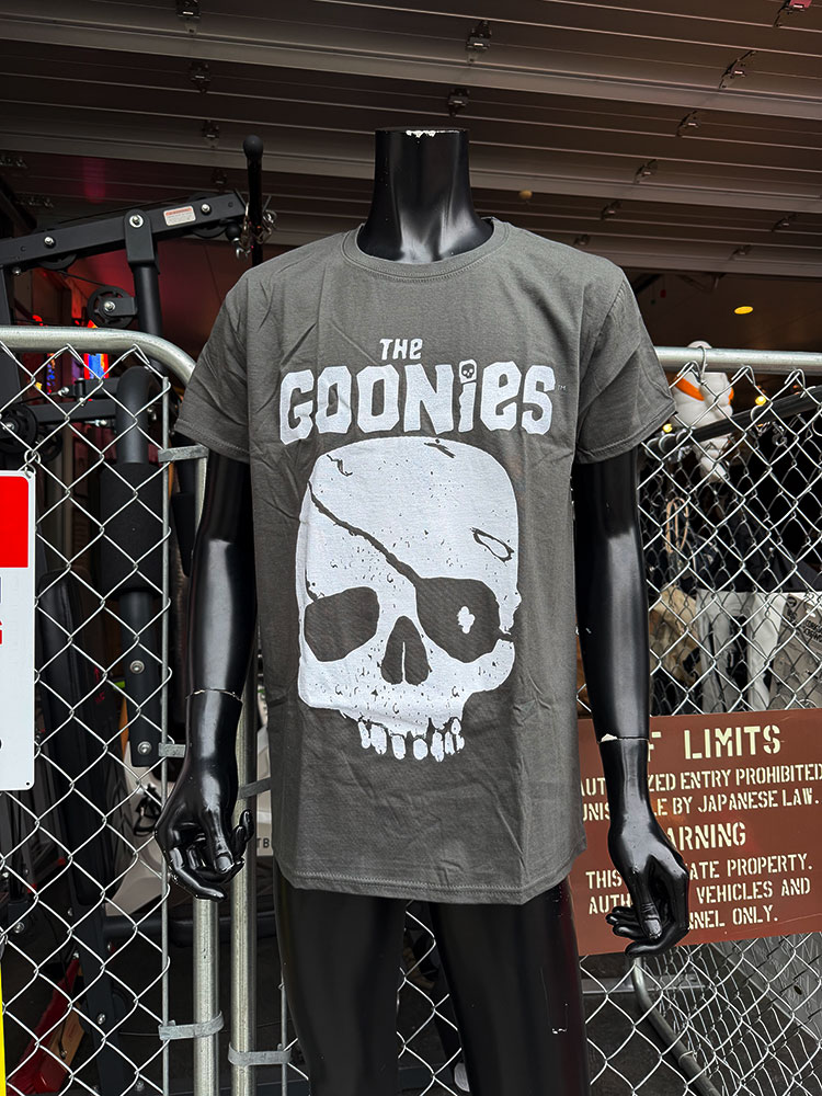 映画 グーニーズ 海賊ウィリー スカル＆ロゴ オフィシャル Tシャツ 公式グッズ アメリカン雑貨 アメリカ雑貨 グッズ アメカジ カジュアル おしゃれ かっこいい 半袖