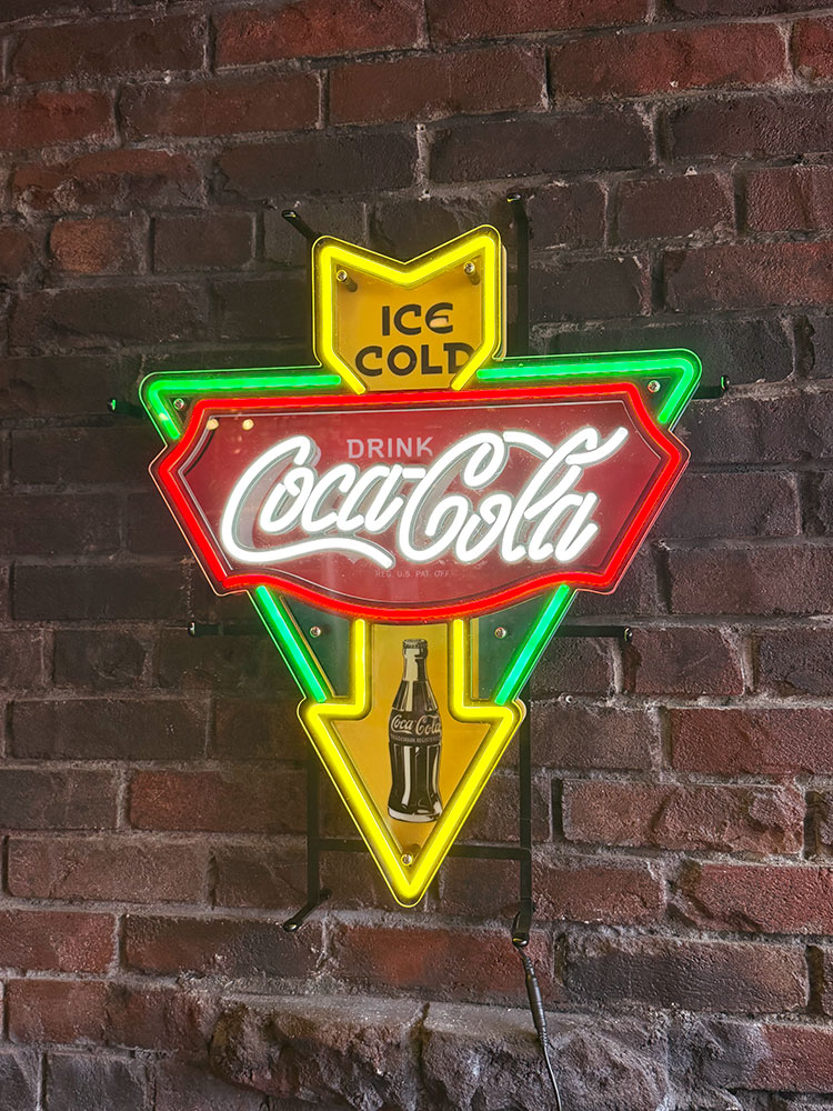 コカ・コーラ 昔のネオン管風 LEDサイン （アローカット） ネオLEDサイン アメリカン雑貨 アメリカ雑貨 コカコーラグッズ おしゃれ パブグッズ バーグッズ 自宅バー カフェ風 アメリカンダイナー ダイナーグッズ ショップインテリア ネオンサイン