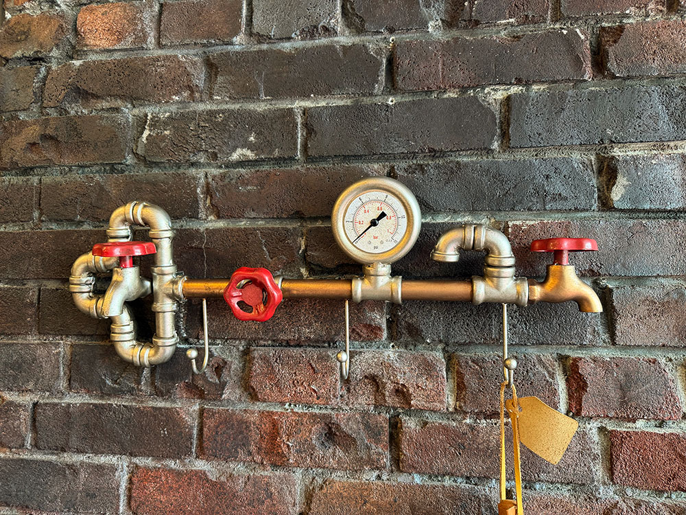 スチームパンク インダストリアル ウォール3フック （シルバー×レッド） アメリカン雑貨 アメリカ雑貨 グッズ おしゃれ かっこいい ガレージ雑貨 ガレージング雑貨 ショップインテリア 家具 ファニチャー