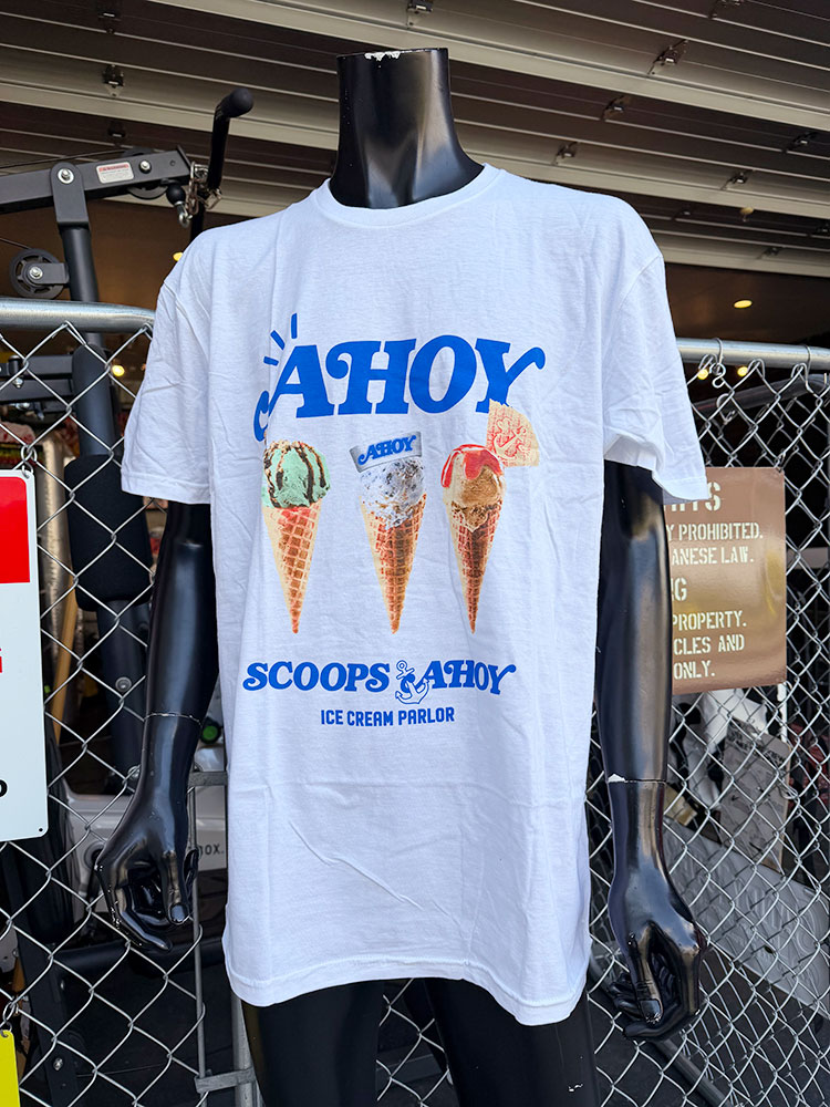 Netflixドラマ ストレンジャーシングス スクープス アホイ オフィシャル Tシャツ 公式グッズ アメリカン雑貨 アメリカ雑貨 グッズ アメカジ カジュアル おしゃれ かっこいい 半袖