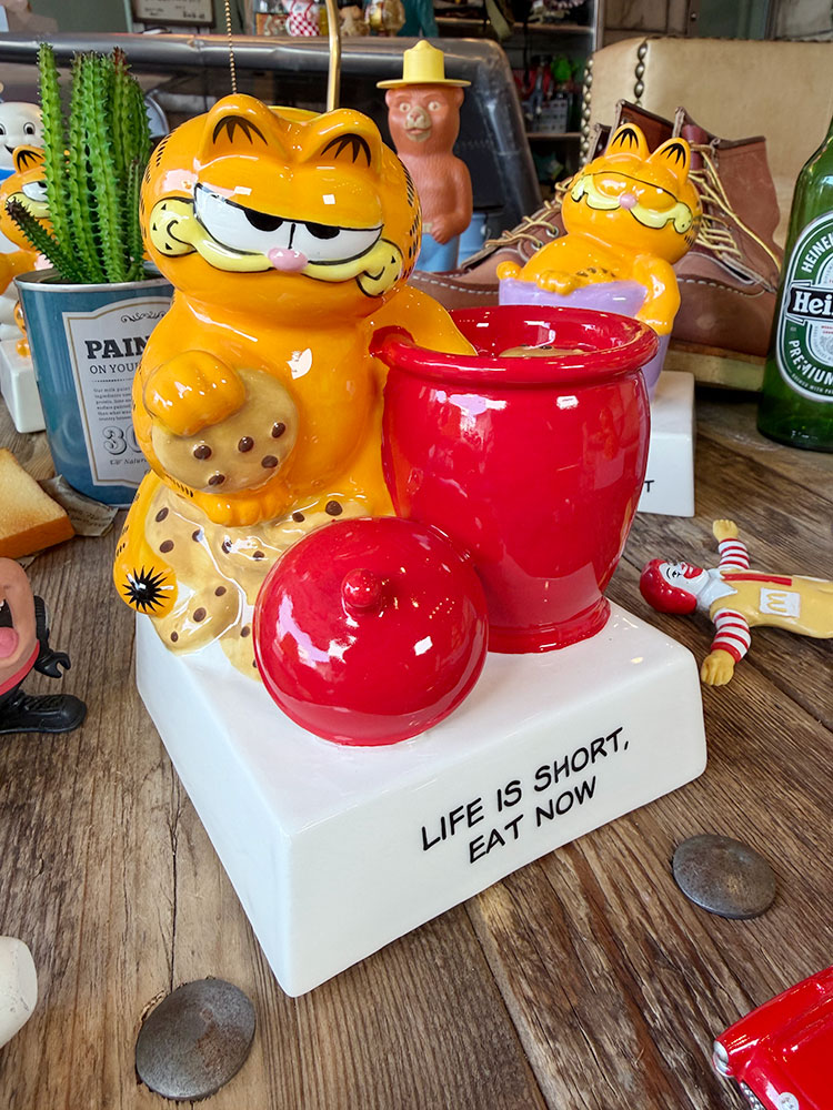樂天商城 - ガーフィールド　メッセージドール　陶器製　（クッキー/人生はアッという間さ、さあ食べよう）　アメリカン雑貨　アメリカ雑貨　キャラクターグッズ　キャラグッズ　アメキャラ　おしゃれ　ショップインテリア