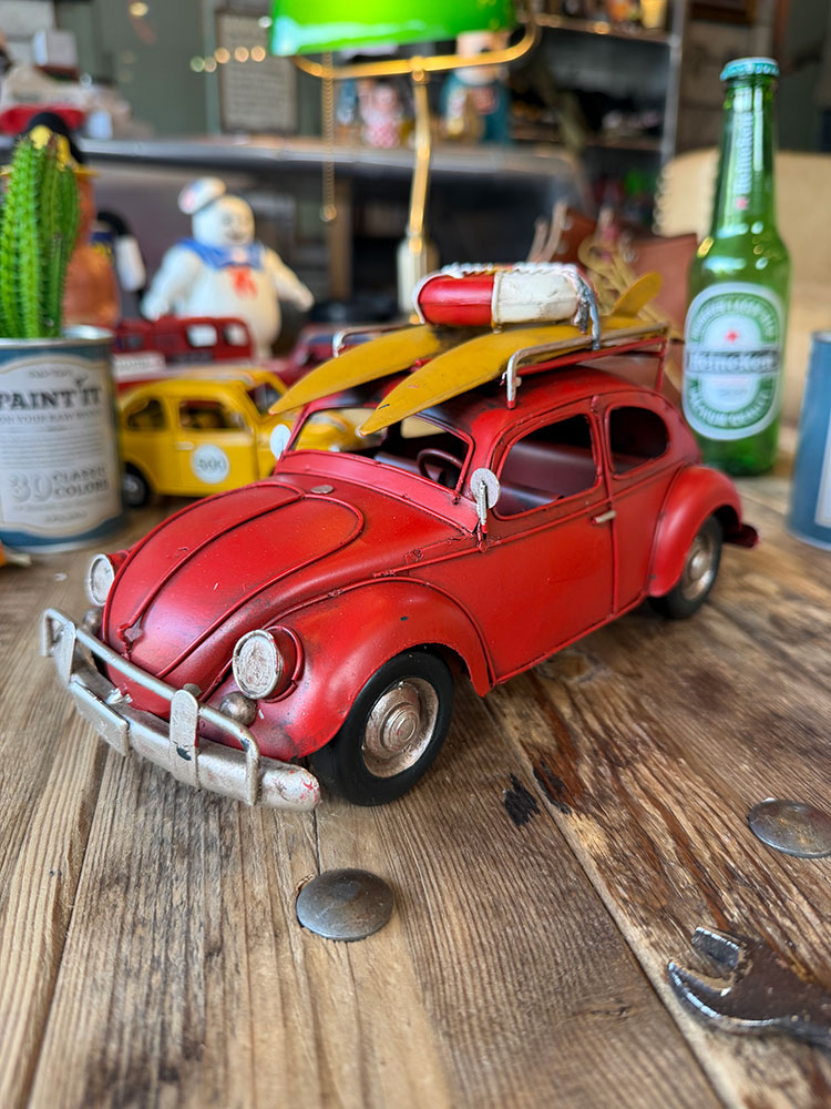 樂天商城 - サーフビートル　ブリキオブジェ　（レッド）　アメリカン雑貨　アメリカ雑貨　ハワイアン雑貨　ハワイ雑貨　ハワイグッズ　ハワイアングッズ　おしゃれ　ショップインテリア　アンティーク風　ヴィンテージ風　ビンテージ風　レトロ