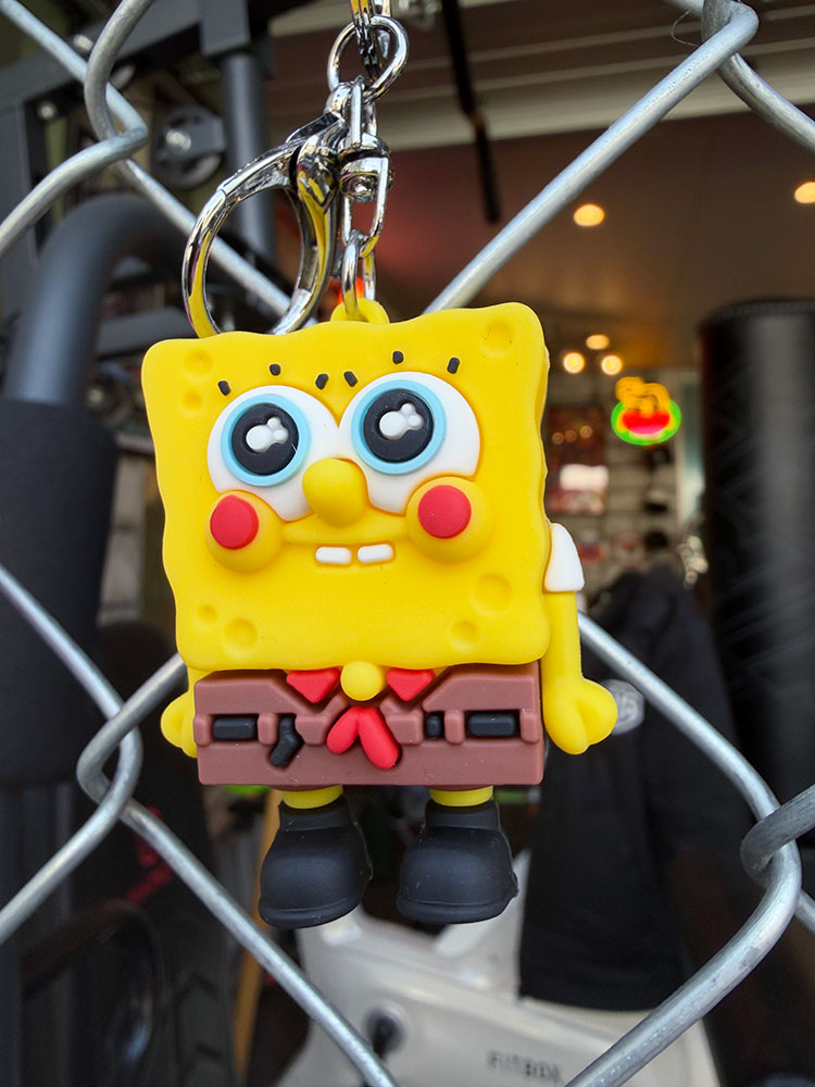 樂天商城 - スポンジボブ　PVCフィギュア　キーホルダー　（ボブ）　アメリカン雑貨　アメリカ雑貨　キャラクターグッズ　キャラグッズ　アメキャラ　おしゃれ　ショップインテリア