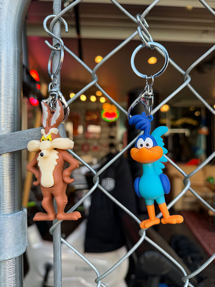 【追うヤツと、逃げるヤツ。】 これね、もうセットで置いてある時点で “ストーリー完成してる”ヤツ。 ロードランナー ＆ ワイリーコヨーテ。 永遠に終わらない追いかけっこコンビ。 速すぎて捕まらないヤツと、 絶対捕まえられないヤツ。 この関係、 アメ車好きならちょっと分かるでしょ？ 「もうちょいでイケるのに！」ってヤツ。 PVCの3Dキーホルダーで、 あのコミカルな世界観をしっかり再現。 ロードランナーは相変わらず余裕の顔。 コヨーテは相変わらず 「次こそいける」顔。 この温度差が最高。 で、これ単体でもいいけど、 絶対“2体で使ってほしい”。 バッグの左右にぶら下げるも良し。 鍵と鍵で分けるも良し。 でも一番オススメはコレ。 ガレージキーに2体セット。 シャッター開けるたびに、 この2匹が揺れる。 「今日こそ決めるぜ」と思うコヨーテと、 「無理無理」って顔のロードランナー。 もうね、 エンジンかける前からドラマ始まってます。 速さとロマンと、 ちょっとしたポンコツ感。 全部ひっくるめてアメリカ。 完璧じゃないから面白い。 この2匹が好きな人、 絶対いいセンスしてます。 追いかける準備、できてる？ それとも逃げる？ どっちでもいい。 この2体がいれば、 毎日ちょっと楽しくなるから（〃￣▽￣〃） サイズ：横4cm×奥行き4.5cm×高さ9cm（約） サイズ：横4cm×奥行き3.5cm×高さ9.5cm（約） 材質：PVC ※こちらは2体セットでのお届けです。 【知っておいて頂きたいこと】 インク汚れ、キズは在庫分すべてに見られますので製品仕様となります。予めご了承願います。類似商品はこちらワイリーコヨーテ　PVCフィギュア　キーホルダ748円ロードランナー　PVCフィギュア　キーホルダー748円ジョーカー　PVCフィギュア　キーホルダー　　1,496円スポンジボブ　PVCフィギュア　キーホルダー　1,496円ジョーカー　PVCフィギュア　キーホルダー　　748円ジョーカー　PVCフィギュア　キーホルダー　　748円ガーフィールド　PVCフィギュア　キーホルダー748円ポテトヘッド　PVCフィギュア　キーホルダー　748円トムとジェリー　PVCフィギュア　キーホルダー1,496円新着商品はこちら2026/4/1ビートルズ　オフィシャル　バッジセット　5個入1,760円2026/4/1ビートルズ　オフィシャル　バッジセット　5個入1,760円2026/4/1ファンコポップ　クイーン　フレディ・マーキュリ4,510円再入荷はこちら2026/4/1ハワイの道路標識　ウッドサイン　　看板　アメリ1,980円2026/4/1コカ・コーラ　ストアフラッグ　　アメリカン雑貨3,300円2026/4/1アメリカンガレージ　ウッドサイン　シリーズ第一1,980円2026/04/01 更新