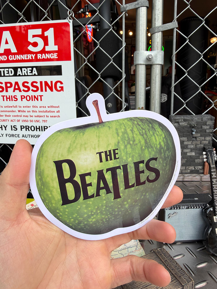 ビートルズ　アップルロゴ　オフィシャル　ステッカー　公式グッズ　アメリカン雑貨　アメリカ雑貨　グッズ　おしゃれ　ショップインテリア　シール　デカール