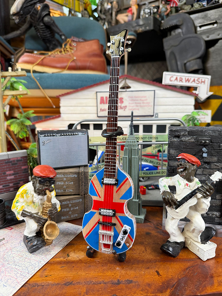 ビートルズ　ポール・マッカートニー　ユニオンジャック　バイオリンベース　オフィシャルライセンス　ミニギター　レプリカ　1/4スケール　単品　公式グッズ