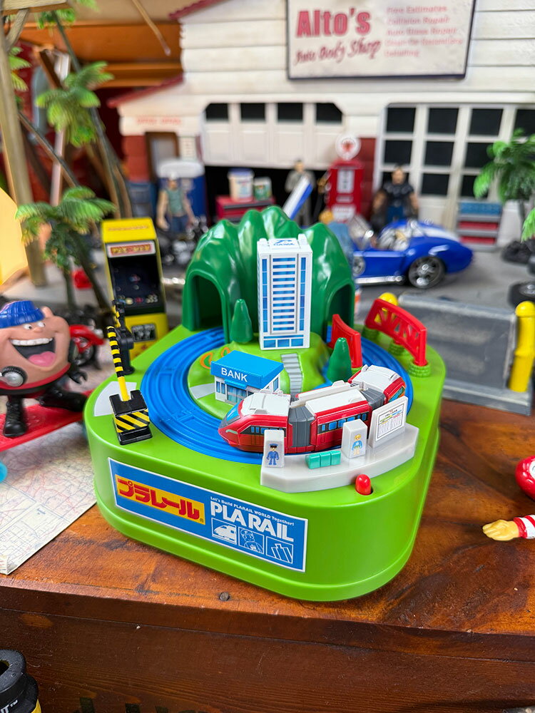 樂天商城 - タカラトミー　プラレール　のりもの貯金箱　♪メロディが鳴るギミック搭載♪　アメリカン雑貨　アメリカ雑貨　カンパニーグッズ　アメリカンカンパニー　企業グッズ　アメキャラ　おしゃれ　ショップインテリア