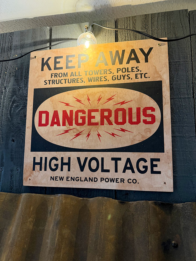 樂天商城 - 工場＆軍基地＆廃墟の演出に！　デンジャー系ウッドサインシリーズ　（近づくな危険！高圧電流）　木製看板　アメリカン雑貨　アメリカ雑貨　おしゃれ　かっこいい　ガレージ雑貨　ガレージング雑貨　男の秘密基地　テーマパーク　ショップインテリア　演出グッズ