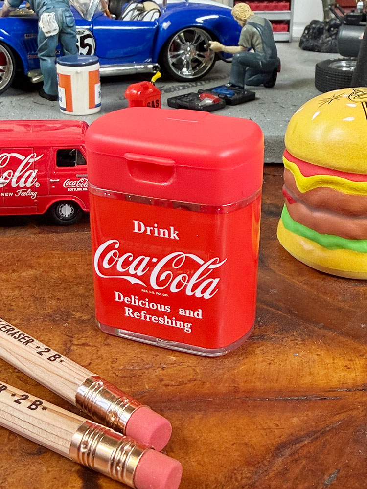 樂天商城 - コカ・コーラ　ダブル　鉛筆削り器　アメリカン雑貨　アメリカ雑貨　コカコーラグッズ　おしゃれ　おしゃれステーショナリー　おしゃれ文房具　文具　ショップインテリア