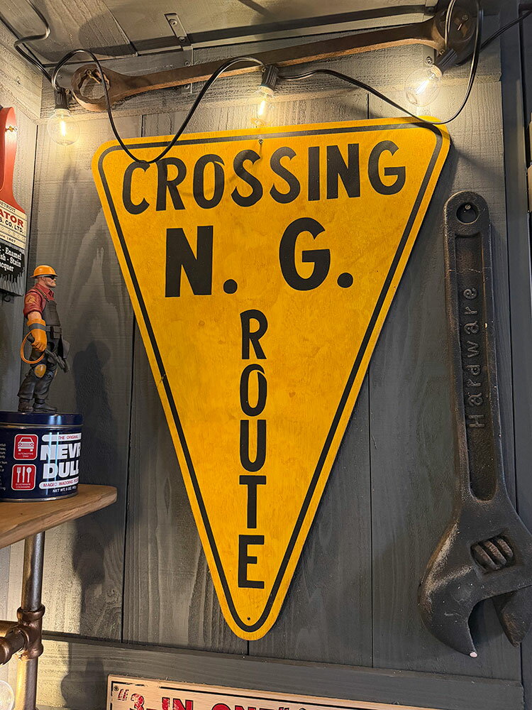 樂天商城 - 工場＆軍基地＆廃墟の演出に！　デンジャー系ウッドサインシリーズ　（小さい特殊な列車の踏切あり）　鉱山鉄道　工場内の運搬用レール　木製看板　アメリカン雑貨　アメリカ雑貨　おしゃれ　かっこいい　ガレージ雑貨　ガレージング雑貨　男の秘密基地　テーマパーク