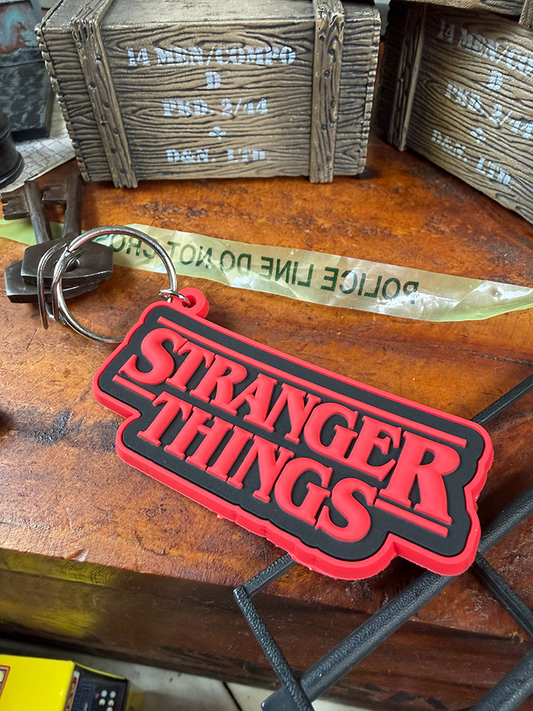 樂天商城 - Netflixドラマ　ストレンジャーシングス　オフィシャル　タイトルロゴ　キーホルダー　公式グッズ　アメリカン雑貨　アメリカ雑貨　映画グッズ　おしゃれ　ショップインテリア