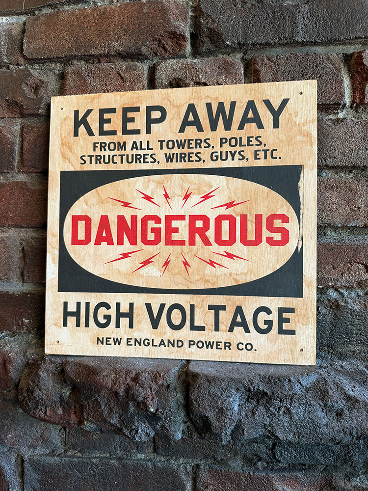 樂天商城 - 工場＆軍基地＆廃墟の演出に！　デンジャー系ウッドサインシリーズ　（近づくな危険！高圧電流）　木製看板　アメリカン雑貨　アメリカ雑貨　おしゃれ　かっこいい　ガレージ雑貨　ガレージング雑貨　男の秘密基地　テーマパーク　ショップインテリア　演出グッズ