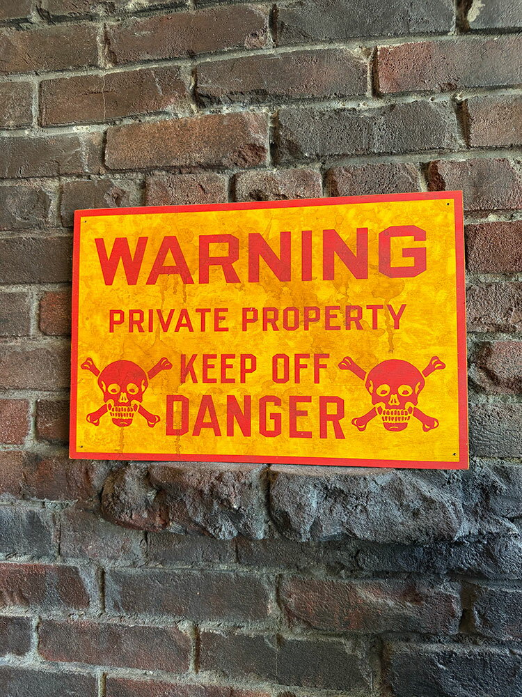 樂天商城 - 工場＆軍基地＆廃墟の演出に！　デンジャー系ウッドサインシリーズ　（私有地につき立入禁止/スカル）　木製看板　アメリカン雑貨　アメリカ雑貨　おしゃれ　かっこいい　ガレージ雑貨　ガレージング雑貨　男の秘密基地　テーマパーク　ショップインテリア　演出グッズ