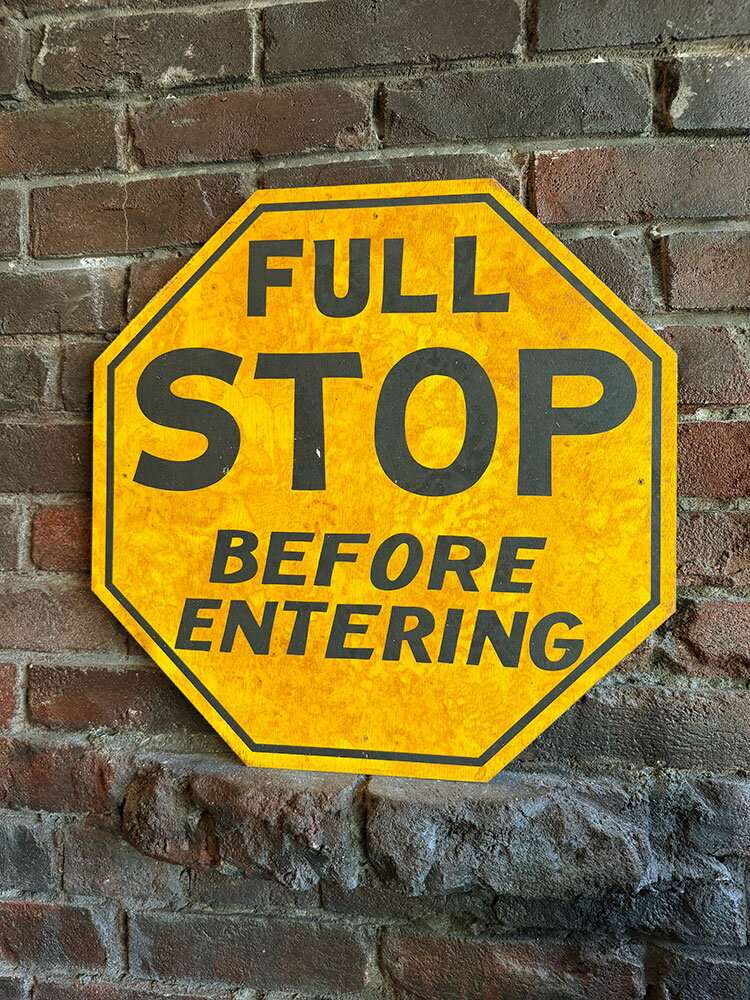 樂天商城 - 工場＆軍基地＆廃墟の演出に！　デンジャー系ウッドサインシリーズ　（進入する前に必ず完全停止せよ/八角形）　危険エリアに入る前の最終警告　木製看板　アメリカン雑貨　アメリカ雑貨　おしゃれ　ガレージ雑貨　ガレージング雑貨　男の秘密基地　テーマパーク