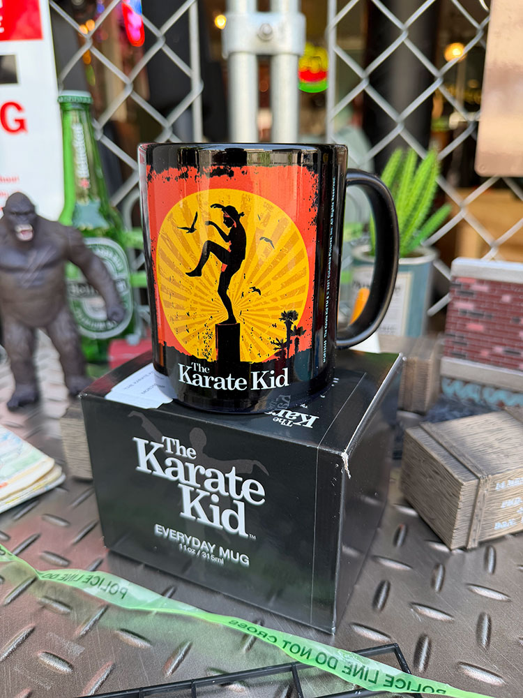 乐天商城 - 映画　ベストキッド　オフィシャル　マグカップ　315ml　The Karate Kid　カラテキッド　公式グッズ　アメリカン雑貨　アメリカ雑貨　映画グッズ　キッチングッズ　キッチン雑貨　キッチン用品　おしゃれ　ショップインテリア