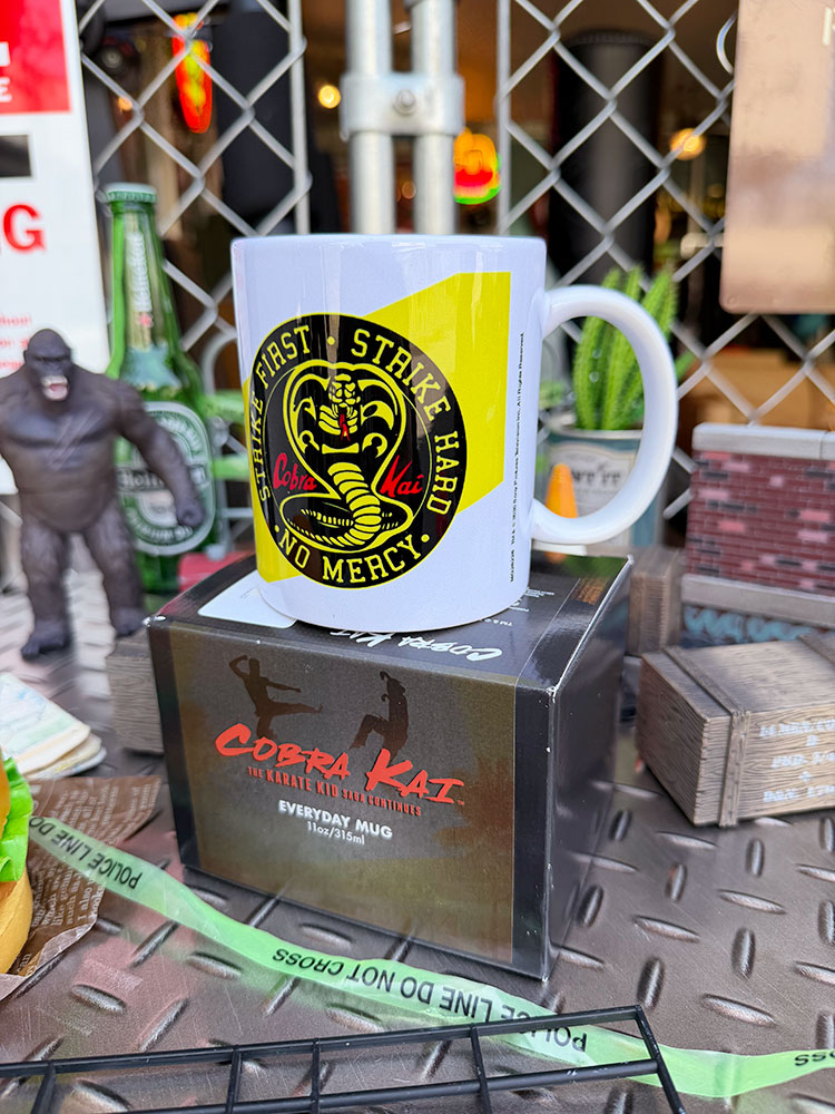 乐天商城 - Netflixドラマ　コブラ会　オフィシャル　マグカップ　315ml　公式グッズ　ベストキッド　アメリカン雑貨　アメリカ雑貨　映画グッズ　キッチングッズ　キッチン雑貨　キッチン用品　おしゃれ　ショップインテリア