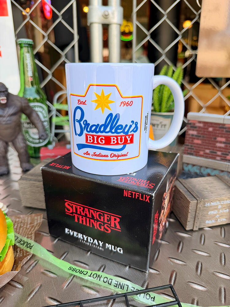 Netflixドラマ ストレンジャーシングス Bradley 039 s オフィシャル マグカップ 315ml 公式グッズ アメリカン雑貨 アメリカ雑貨 映画グッズ キッチングッズ キッチン雑貨 キッチン用品 おしゃれ ショップインテリア