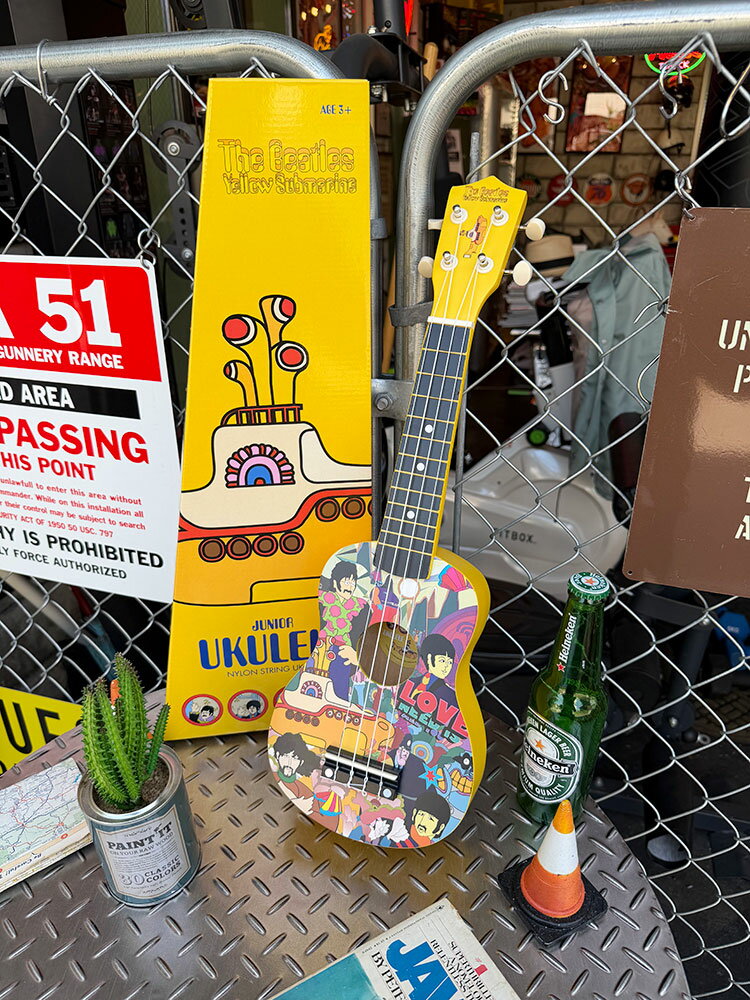 ビートルズ　オフィシャル　ウクレレ　イエローサブマリン　（Yellow Submarine Montage）　公式グッズ　アメリカン雑貨　アメリカ雑貨　グッズ　おしゃれ　ショップインテリア
