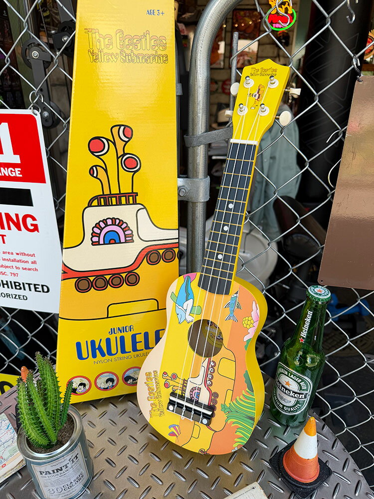 ビートルズ　オフィシャル　ウクレレ　イエローサブマリン　（Yellow Submarine Yellow）　公式グッズ　アメリカン雑貨　アメリカ雑貨　グッズ　おしゃれ　ショップインテリア