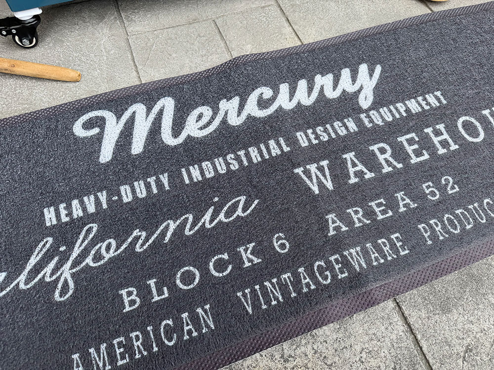 マーキュリー　PVCキッチンマット　120cm　（CAL.WAREHOUSE）　屋外＆屋内のどっちも対応　アメリカン雑貨　アメリカ雑貨　グッズ　おしゃれ　かっこいい　ガレージ雑貨　ガレージング雑貨　ショップインテリア candytower-10060674 アメリカ雑貨通販キャンディタワー サンプル画像2