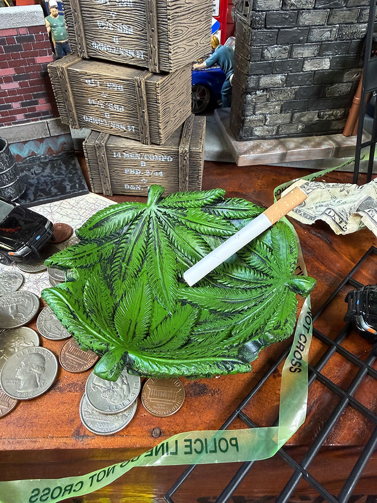 【こういう“ちょっと危ない香り”する雑貨、なぜか惹かれる。】 アメリカ雑貨屋さんって、 入口付近はポップでキャッチーなのに、 店の奥へ進むと突然、 「ん？ これは誰向けなんだ？」っていう 妙にクセ強な雑貨コーナーが現れるじゃないですか。 で、そういう場所に限って、 めちゃくちゃ心奪われるブツが眠ってたりする。 今回のコイツ、 まさにそんな“奥のコーナー感”全開。 ヘンプデザインの灰皿です。 いやもう、 見た瞬間に漂うこの 「ちょっと危険な香り」が最高（笑） 大胆すぎる葉っぱデザイン。 でも、 妙にリアルで、 妙にアートっぽい。 しかも立体感あるレリーフ仕上げで、 灰皿なのに存在感がやたら強い。 テーブルに置くだけで、 急に部屋の空気が “アメリカ西海岸の怪しい雑貨屋”になるんです。 こういうアイテムって、 真面目に説明しようとすると負け（笑） 「危険そう」 「怪しそう」 「でもなんかカッコイイ」 それで充分。 むしろその胡散臭さ込みで愛せる人にこそ、 刺さるヤツ。 もちろん灰皿として使うのもアリですが、 店長的には小物トレイ使いがオススメ。 アクセサリー置いたり、 鍵置いたり、 ZIPPO置いたり、 ガレージの細かいパーツ入れにしたり。 使い方まで含めて “自分の好き”を演出できるアイテムなんです。 あと、このB級感。 高級感とは真逆なのに、 なぜか妙に愛着が湧く。 アメリカ雑貨って、 こういう“くだらなさを全力で楽しむ文化”があるから面白い。 完璧じゃない。 ちょっとバカっぽい。 でも最高に自由。 この灰皿もまさにそんなノリ。 ガレージ。 秘密基地。 サブカル部屋。 映画ポスター並べた空間。 そういう 「好きなモノだけ詰め込んだ部屋」に置くと、 めちゃくちゃイイ味出します。 愛すべきB級雑貨って、 結局こういうヤツなんだよなーって思わせてくれる逸品です（〃￣▽￣〃） サイズ：直径12cm×高さ3.5cm（約） 材質：ポリレジン類似商品はこちらアドバタイジング　ガラスアッシュトレイ　灰皿　748円アドバタイジング　ガラスアッシュトレイ　灰皿　748円アドバタイジング　ガラスアッシュトレイ　灰皿　748円アドバタイジング　ガラスアッシュトレイ　灰皿　748円アドバタイジング　ガラスアッシュトレイ　灰皿　748円アドバタイジング　ガラスアッシュトレイ　灰皿　748円アドバタイジング　ガラスアッシュトレイ　灰皿　748円アドバタイジング　ガラスアッシュトレイ　灰皿　748円アドバタイジング　ガラスアッシュトレイ　灰皿　748円新着商品はこちら2026/5/27土管　フラワーポット　小物入れ　アメリカン雑貨2,970円2026/5/27カエルの王子様　ポリレジン　オブジェ　アメリカ3,300円2026/5/27フロッグ　フラワースタンド　カエルの花台　おす6,490円再入荷はこちら2026/5/27アメリカンフードラベル　ココマット　　アメリカ1,980円2026/5/27木彫り　アンティーク　クリスマスデコレーション3,080円2026/5/27デイリークイーン　ラバーキーホルダー　　アメリ638円2026/05/27 更新