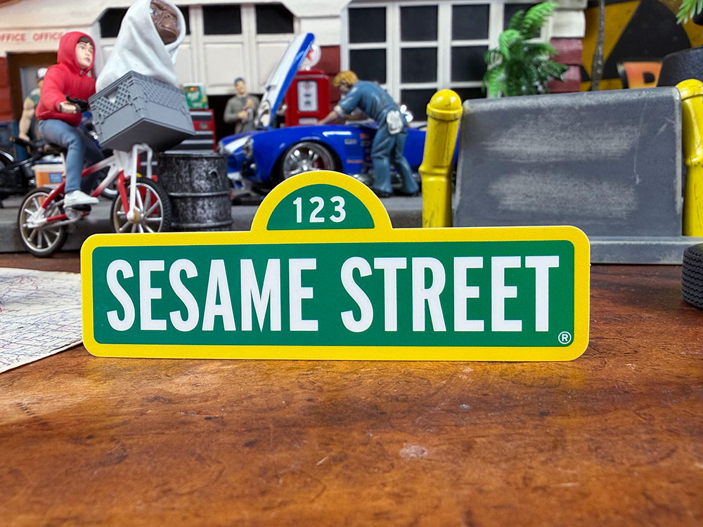 乐天商城 - セサミストリート　キャラクターステッカー　（ストリートサインロゴ）　アメリカン雑貨　アメリカ雑貨　キャラクターグッズ　キャラグッズ　アメキャラ　おしゃれ　ショップインテリア　シール　デカール