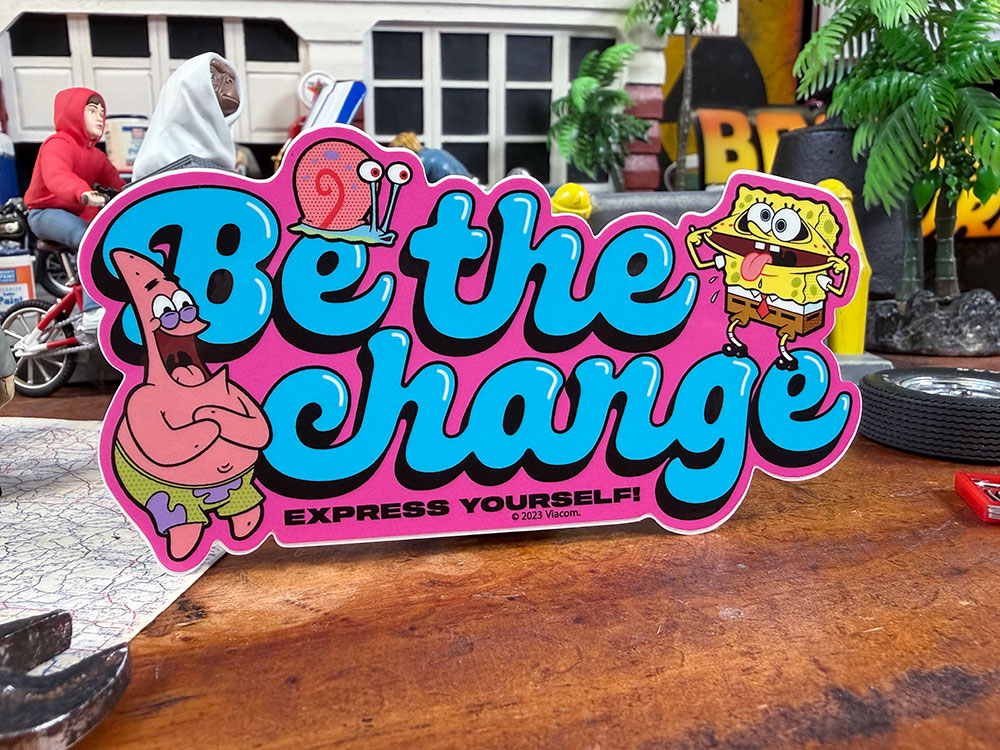 スポンジボブ　キャラクターステッカー　（BE THE CHANGE）　アメリカン雑貨　アメリカ雑貨　キャラクターグッズ　キャラグッズ　アメキャラ　おしゃれ　ショップインテリア　シール　デカール