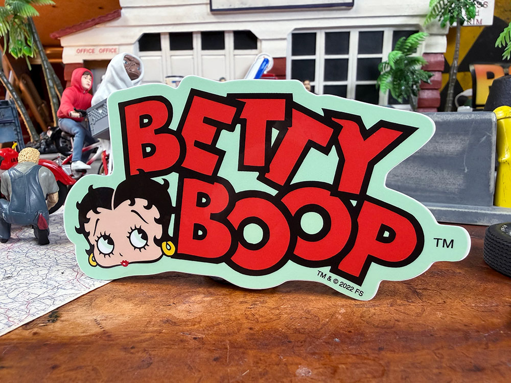 Rakuten - ベティ・ブープ　オフィシャル　ステッカー　大　（BETTY BOOPロゴ）　アメリカン雑貨　アメリカ雑貨　キャラグッズ　アメキャラ　ベティー　ベティーちゃん　ベティちゃん　おしゃれ　ショップインテリア　シール　デカール
