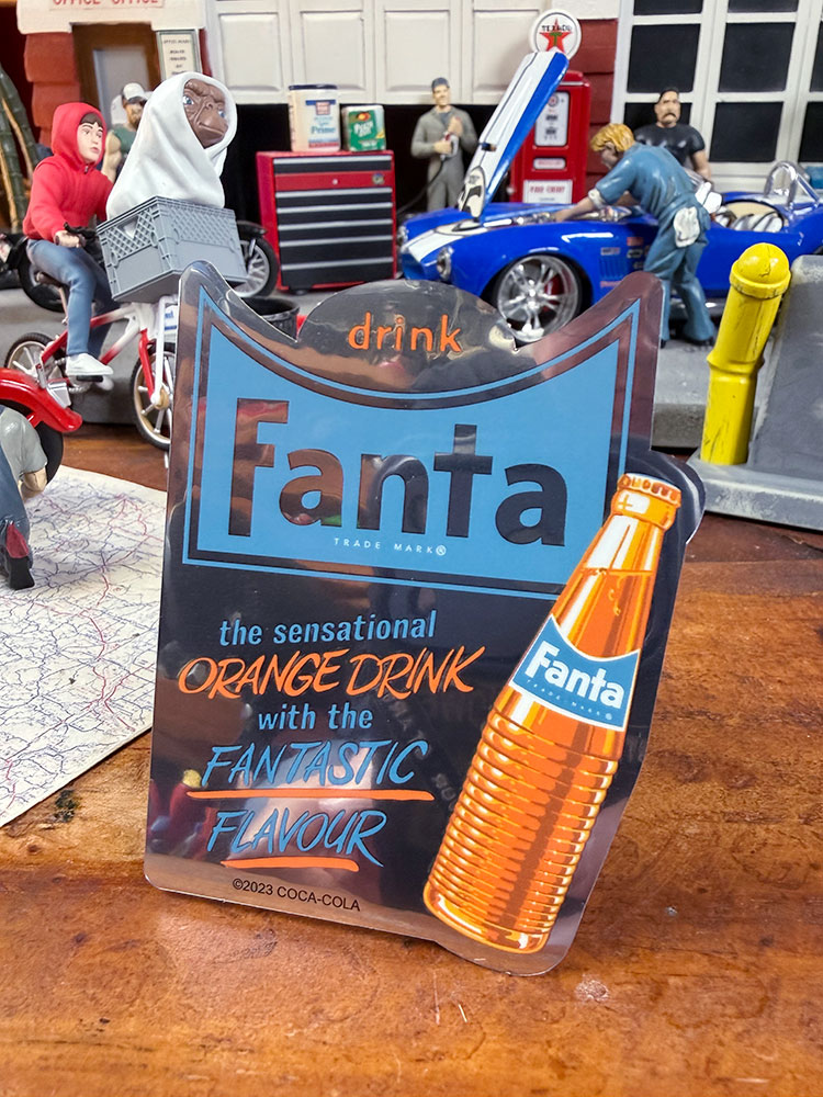 ファンタ　オフィシャル　ミニステッカー　（ORANGE DRINK）　アメリカン雑貨　アメリカ雑貨　カンパニーグッズ　アメリカンカンパニー　企業グッズ　アメキャラ　おしゃれ　ショップインテリア　シール　デカール