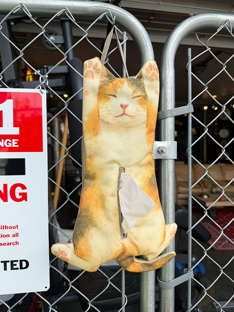 乐天商城 - キャット　ティッシュボックスカバー　（ミケ）　ネコ　アメリカン雑貨　アメリカ雑貨　ジョークグッズ　ジョーク雑貨　おもしろ　プレゼント　ギフト　おしゃれ　ショップインテリア　生活雑貨　生活用品